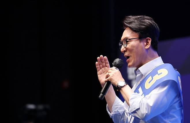 더불어민주당 김민석 당 대표 후보가 1일 충북 청주시 CJB미디어센터에서 열린 당대표·최고위원 순회경선 합동연설회에서 정견 발표를 하고 있다. 연합뉴스