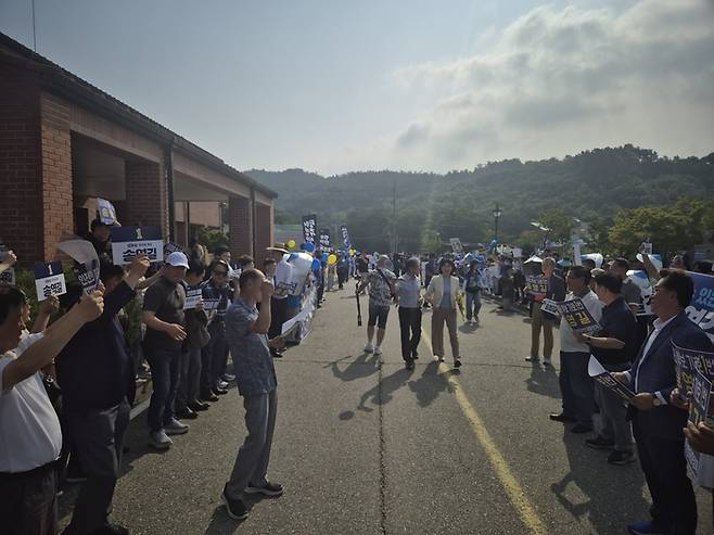 1일 충남 공주시 충남교통연수원에서 열린 더불어민주당 전당대회 합동연설회 행사장 밖에서 지지들이 유세를 펼치고 있다. [대전 = 류영욱 기자]