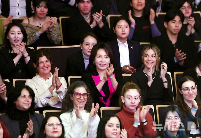 [부에노스아이레스=뉴시스] 김진아 기자 = 김혜경 여사가 31일(현지 시간) 아르헨티나 부에노스아이레스 우시나 델 아르테 콘서트홀에서 열린 국악과 탱고 관련 공연에서 박수를 치고 있다. 2026.08.01. bluesoda@newsis.com