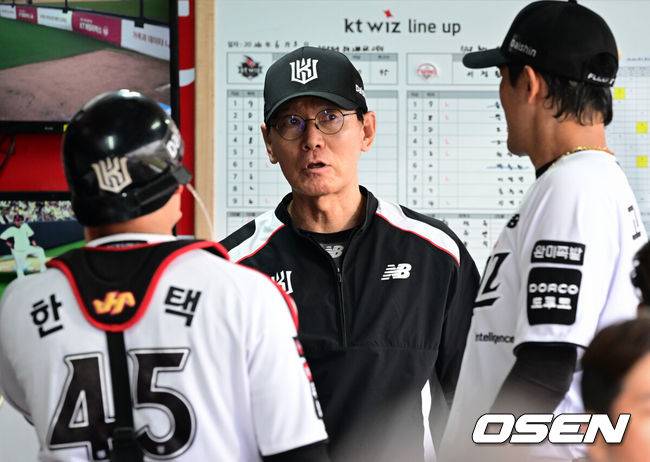 [OSEN=수원, 조은정 기자]3일 오후 수원KT위즈파크에서  '2026 신한 SOL Bank KBO리그' KT 위즈와 LG 트윈스의 경기가 열렸다.이날 KT는 고영표를, LG는 이정용을 선발투수로 내세웠다.5회초 2사 만루에서 무실점으로 이닝이 끝난 뒤 KT 이강철 감독이 포수 한승택, 선발투수 고영표에게 피드백을 하고 있다. 2026.06.03 /cej@osen.co.kr