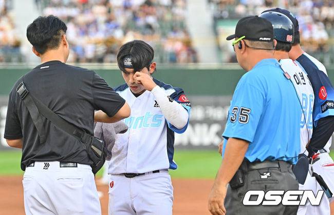 [OSEN=부산, 이석우 기자] 31일 부산 사직야구장에서 2026 신한 SOL KBO 리그 롯데 자이언츠와 삼성 라이온즈의 경기가 열렸다. 홈팀 롯데는 김진욱이, 방문팀 삼성은 원태인이 선발 출전했다.롯데 자이언츠 황성빈이 1회초 2루수 앞 내야 안타를 치고 1루에 진루, 더위를 참지 못하고 어지럼증을 호소하고 있다. 2026.07.31 / foto0307@osen.co.kr