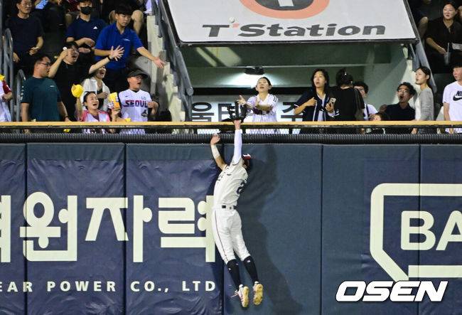 [OSEN=잠실, 조은정 기자]1일 서울 잠실야구장에서 2026 신한 SOL KBO리그 두산 베어스와 LG 트윈스의 경기가 열렸다.이날 두산은 곽빈, LG는 카라스코를 선발로 내세웠다. 9회초 2사에서 두산 좌익수 김민석이 LG 오지환의 타구에 슈퍼캐치를 선보이고 있다. 2026.08.01 /cej@osen.co.kr