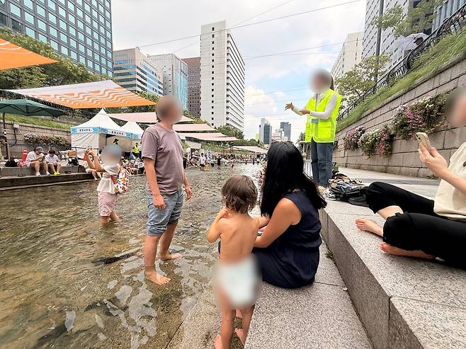 아쿠아슈즈를 신지 않은 채 물속에 들어가 스태프로부터 제재를 받고 있는 피터. 허은선 인턴기자
