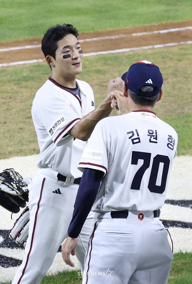 2026 신한 SOL KBO리그 두산 베어스 대 LG 트윈스 경기가 31일 서울 잠실야구장에서 열렸다.  김대한을 비롯한 두산 선수들이 LG에 4-2로 승리한 후 김원형 감독과 하이파이브하고 있다. /사진=김진경 kim.jinkyung@