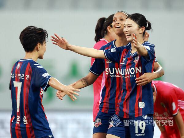 '멀티골 최유리 활약' 수원FC위민 7경기 무패 행진, 세종스포츠토토 4-1로 제압...사진은 이정민이 선제골을 성공시키고 밀리니냐, 권은솜과 함께 기뻐하는 모습.(사진=김경수 기자/ 발리볼코리아닷컴/ 2026.7.31)