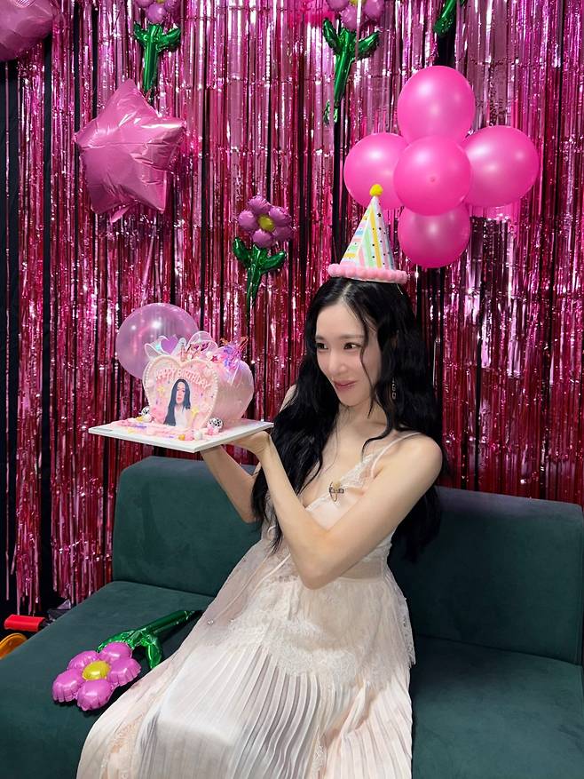 Girls Generation member Tiffany Young shared photos on her social media of her first birthday party since marrying actor Byun Yo-han. Wearing a glamorous dress and a cake, Tiffany Young spent a joyful time in a pink-themed setting, beaming with a bright smile.In the photos released, Tiffany Young is seen holding a cake featuring her face with a happy expression, while in another picture, she appears relaxed, wearing a rose-patterned dress and winking. Tiffany Young and actor Byun Yo-han officially became a legally married couple last February after registering their marriage.