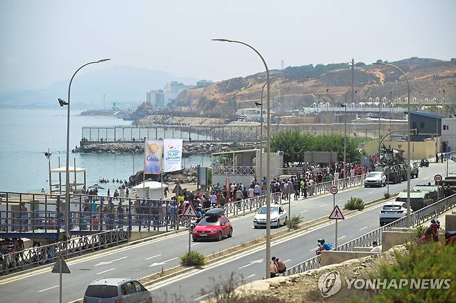 모로코와 국경 쪽으로 걸어가는 이주민들 [로이터=연합뉴스 자료사진. 재판매 및 DB 금지]