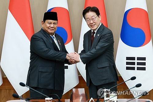 4월 정상회담 당시 악수하는 이재명 대통령(오른쪽)과 프라보워 인도네시아 대통령 [연합뉴스 자료사진. 재판매 및 DB 금지]