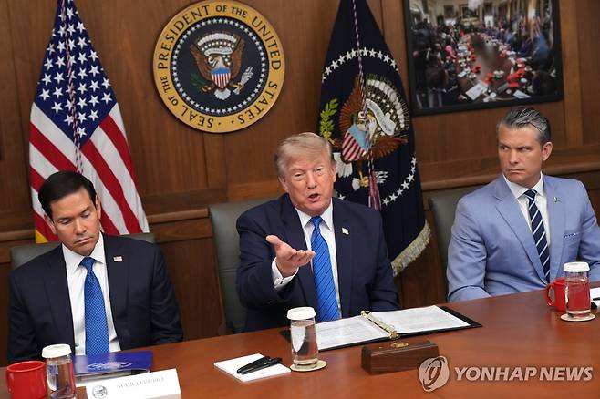 내각회의 주재하는 도널드 트럼프 미국 대통령 31일(현지시간) 메릴랜드주  캠프 데이비드에서 열린 내각회의에서 트럼프 대통령이 발언하는 가운데, 왼쪽에서 마코 루비오 국무장관과 피트 헤그세스 국방장관이 듣고 있다. [AP=연합뉴스. 재판매 및 DB 금지]