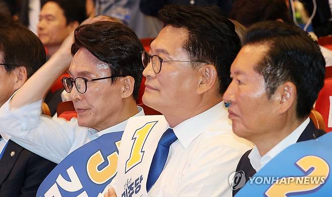 민주당 당권주자 '충청 격돌' (청주=연합뉴스) 이동해 기자 = 더불어민주당 김민석·송영길·정청래 당 대표 후보가 1일 충북 청주시 CJB미디어센터에서 열린 당대표·최고위원 순회경선 합동연설회에서 최고위원들의 정견 발표를 듣고 있다. 2026.8.1 eastsea@yna.co.kr