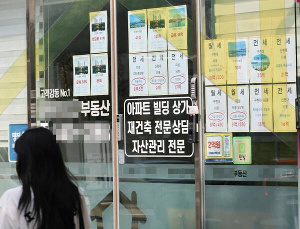 28일 서울 강남구 공인중개사에 부동산 매물이 게시되어 있다. 한국은행이 28일 발표한 소비자동향조사 결과에 따르면 7월 주택가격전망지수는 127로 전월보다 7p 상승했다. [출처=연합뉴스]