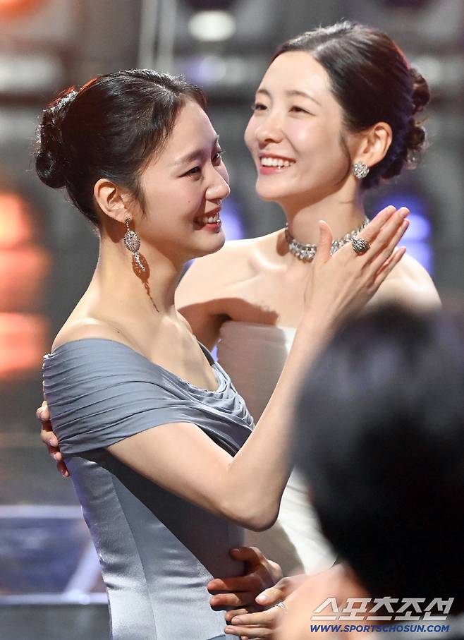 제5회 청룡시리즈어워즈(Blue Dragon Series Awards)가 31일 인천 파라다이스시티에서 열렸다. 대상을 수상한 김고은이 기뻐하고 있다. 인천=허상욱 기자 wook@sportschosun.com/2026.07.31/