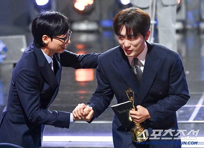 제5회 청룡시리즈어워즈(Blue Dragon Series Awards)가 31일 인천 파라다이스시티에서 열렸다. 최우수 남자예능인상을 수상한 김원훈을 축하하는 유재석. 인천=허상욱 기자 wook@sportschosun.com/2026.07.31/