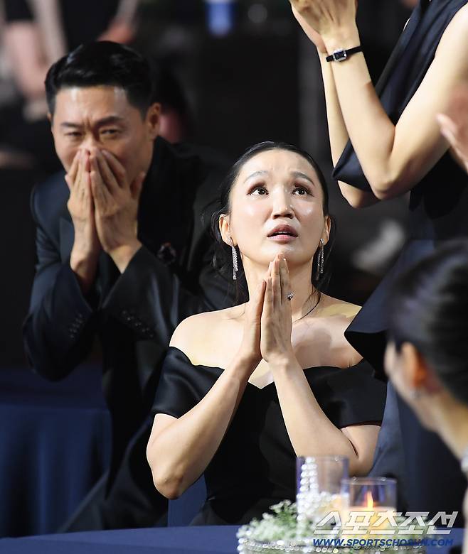 제5회 청룡시리즈어워즈(Blue Dragon Series Awards)가 31일 인천 파라다이스시티 크로마에서 열렸다. 여우조연상을 수상한 박보경과 남편 진선규가 놀라고 있다. 인천=정재근 기자 cjg@sportschosun.com/2026.7.31/