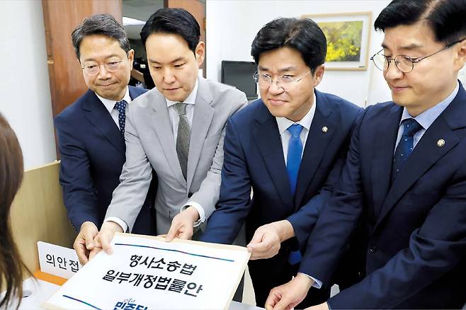 더불어민주당 형사소송법 개정 태스크포스(TF) 소속 김승원·김한규·박상혁·이해식(왼쪽부터) 의원이 지난달 9일 국회 의안과에 형사소송법 일부개정법률안을 제출하고 있다. 검찰의 보완수사권 폐지를 골자로 하는 개정안에는 검찰이 경찰에 보완 수사를 요구할 수 있는 보완 수사 요구권만 남았다. /남강호 기자