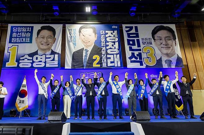 송영길 더불어민주당 당대표 후보와 정청래, 김민석 후보를 비롯한 최고위원 후보들이 2일 울산 울주군 울산전시컨벤션센터에서 열린 더불어민주당 전당대회 울산 합동연설회에서 기념촬영을 하고 있다. 2026.08.02. 송영길 후보 제공