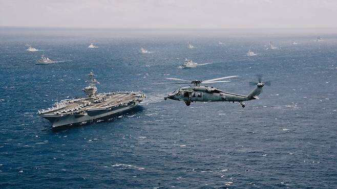2026 환태평양훈련(RIMPAC)에 참가한 연합해군 전력이 지난달 22일(현지시간) 하와이 제도 북부에서 해상훈련을 하고 있다.   대한민국 해군은 이지스 구축함 정조대왕함, 잠수함 도산안창호함, 호위함 대전함, 상륙함 천자봉함이 참가했다. 올해 훈련에서 김인호 해군 기동함대 사령관(해군 소장)이 연합해군구성군사령관 임무를 맡았다. 미 해군