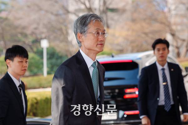 조희대 대법원장이 지난 3월 17일 서울 서초동 대법원 청사로 출근하고 있다. 이준헌 기자