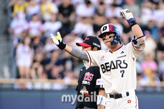 2일 오후 서울 잠실야구장에서 진행된 '2026 신한 SOL KBO 리그' LG 트윈스-두산 베어스의 경기. 두산 박찬호가 4회말 무사 2,3루에서 2타점 역전타를 때린 뒤 환호하고 있다./곽경훈 기자