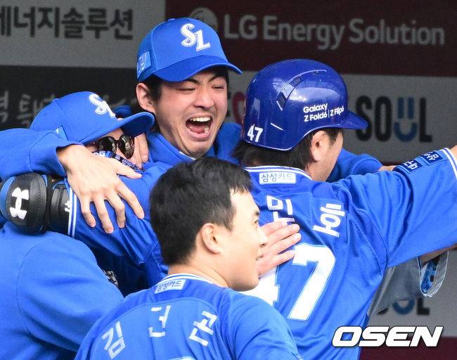 [OSEN=잠실, 최규한 기자] 19일 서울 잠실야구장에서 ‘2024 신한 SOL뱅크 KBO 포스트시즌’ 플레이오프 4차전 LG 트윈스와 삼성 라이온즈의 경기가 열렸다.LG는 디트릭 엔스, 삼성은 데니 레예스를 4차전 선발 투수로 내세웠다.8회초 무사 선두타자로 나선 삼성 강민호가 선제 좌중간 솔로포를 날리고 홈을 밟은 뒤 박진만 감독-정대현 코치-구자욱과 기뻐하고 있다. 2024.10.19 / dreamer@osen.co.kr
