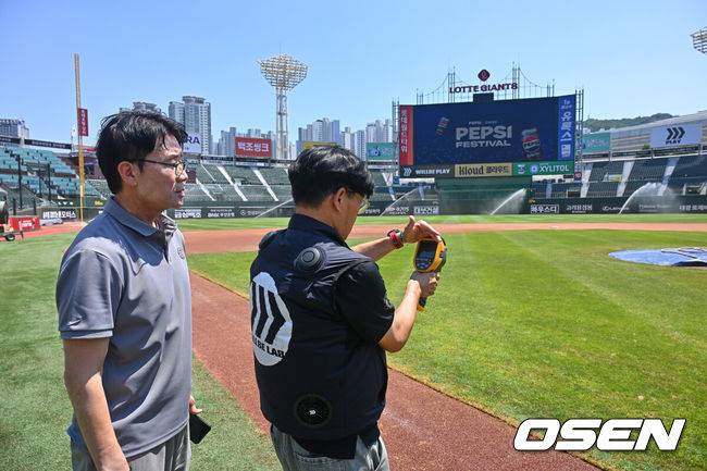 [OSEN=부산, 이석우 기자] 2일 부산 사직야구장에서 2026 신한 SOL KBO 리그 롯데 자이언츠와 삼성 라이온즈의 경기가 열린다. 홈팀 롯데는 비슬리가, 방문팀 삼성은 보스가 선발 출전한다.한용덕 경기 감독관과 관계자가 열화상 카메라로 사직야구장 그라운드의 온도를 체크하고 있다. 2026.08.02 / foto0307@osen.co.kr