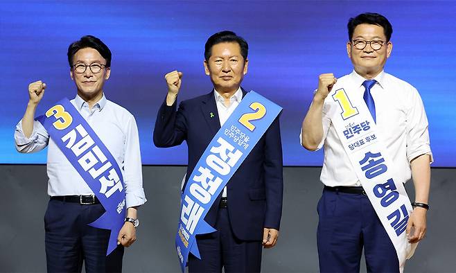 더불어민주당 김민석(왼쪽부터), 정청래, 송영길 당 대표 후보가 1일 대전컨벤션센터에서 열린 당대표·최고위원 순회경선 합동연설회에서 파이팅을 외치며 기념 촬영을 하고 있다. 연합뉴스