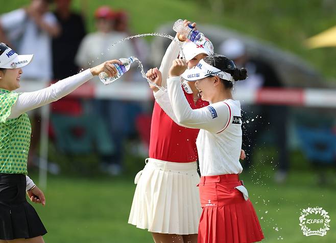 축하 물세례를 받는 이다연. KLPGA 제공