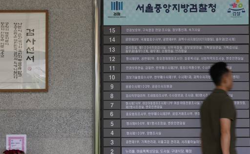 서울 서초구 서울중앙지검에 수사 관련 부서 등 사무실 안내판이 2일 붙어 있다. 지난달 31일 ‘수사와 기소 분리’라는 원칙에 따라 검사의 보완수사권 완전 폐지를 골자로 한 형사소송법 개정안이 국회에서 처리되면서 형사사법체계가 대변혁의 시대를 맞았다. 연합뉴스
