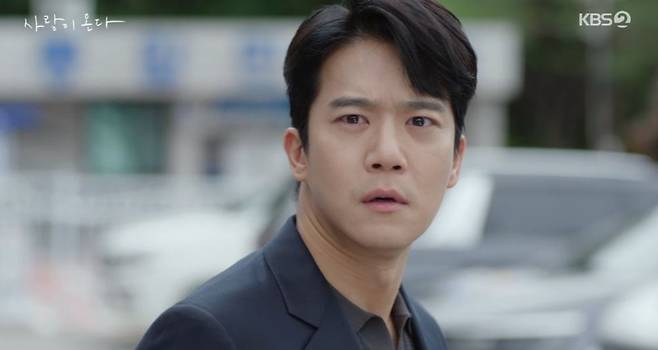In the KBS drama Love Comes, Ha Seok-jin and An Hee-yeon reunited after eight years, but Ha Seok-jin was engulfed in shock upon encountering An Hee-yeons son. In the past, An Hee-yeon had left Ha Seok-jin after saying harsh words for the sake of his future, but the revelation of the childs existence at their reunion foreshadowed new conflict.