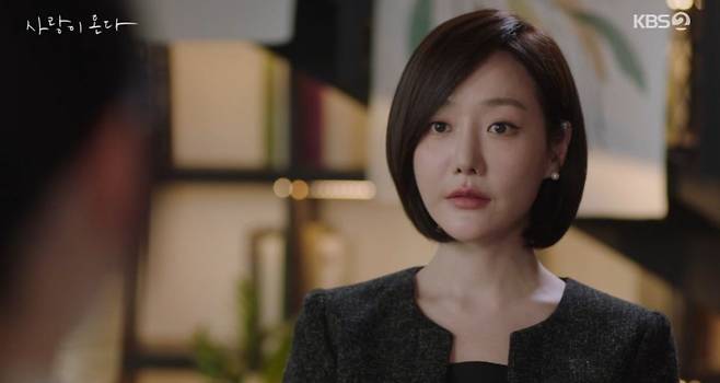 In the KBS drama Love Comes, Ha Seok-jin and An Hee-yeon reunited after eight years, but Ha Seok-jin was engulfed in shock upon encountering An Hee-yeons son. In the past, An Hee-yeon had left Ha Seok-jin after saying harsh words for the sake of his future, but the revelation of the childs existence at their reunion foreshadowed new conflict.