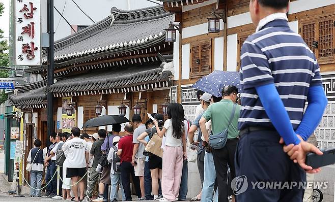 초복 맞아 문전성시 이룬 삼계탕집 (서울=연합뉴스) 초복을 앞둔 지난 7월 13일 서울 시내 한 삼계탕집 앞에서 시민들이 줄지어 입장을 기다리고 있다. [연합뉴스 자료사진]