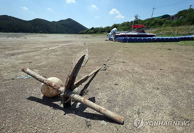 보트만 덩그러니 (경주=연합뉴스) 김현태 기자 = 2일 경북 경주시 안강읍 하곡저수지가 대부분 바닥이 드러난 체 메말라가고 있다. 농어촌정보 포털서비스에 따르면 인근 976㏊의 논밭에 물을 대는 하곡지의 이날 기준 저수량은 총저수량의 10%에도 못 미친다. 경주에는 최근 폭염이 이어지고 있으며 이날도 폭염 중대경보가 내려졌다. 2026.8.2 mtkht@yna.co.kr