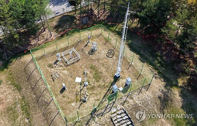 양산 42.5도…종관기상관측장비 (양산=연합뉴스) 김동민 기자 = 2일 오후 경남 양산지역 낮 최고기온이 42.5도를 기록했다. 사진은 이날 양산시 동면에 있는 종관기상관측장비. 이 장비가 이날 양산지역 기온 등을 측정했다. 2026.8.2 image@yna.co.kr