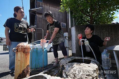 물 받아 가는 구마모토현 야쓰시로 주민들 [AP=연합뉴스 자료사진]