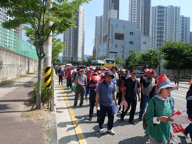 안성 시민사회단체 및 고삼면 주민들이 용인 SK하이닉스 반도체 오폐수 고삼호 수직방류 반대 및 피해를 알리기 위한 거리행진 집회를 펼치고 있다. <홍정기 기자>