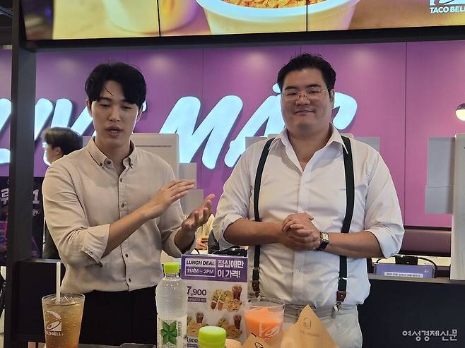 지난 30일 손승현 타코벨 사업팀장(왼쪽)과 한종수&nbsp;KFC코리아&nbsp;CSO가 타코벨 더강남 매장에서 메뉴와 매장 운영 계획을 설명하고 있다. /류빈 기자