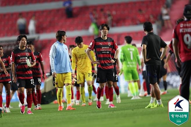 포항 선수들이 김천전에서 패한 뒤 아쉬워하고 있다. 사진 | 한국프로축구연맹