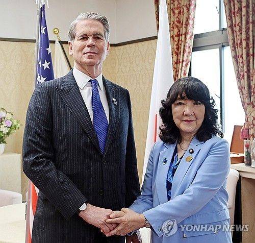 베선트 미국 재무장관(왼쪽)과 가타야마 사쓰키 일본 재무상. 연합뉴스