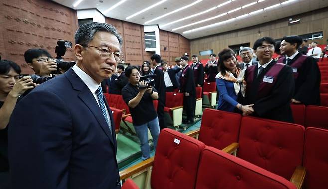 정성호 법무부 장관이 3일 오전 정부과천청사 법무부에서 열린 신임 검사 임관식에서 법복을 입는 검사들의 모습을 지켜보고 있다. 연합뉴스