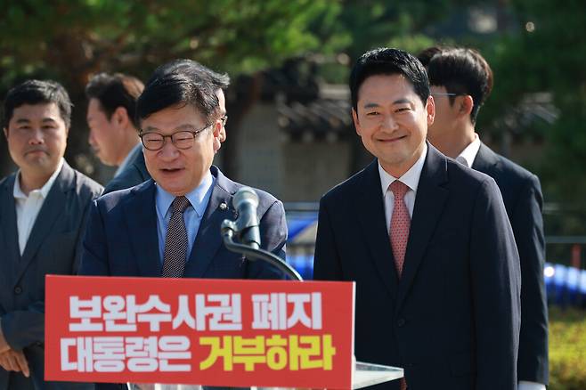 장동혁 국민의힘 대표와 정점식 원내대표가 3일 오전 서울 종로구 청와대 인근에서 열린 보완수사권 폐지 악법 거부권 촉구 현장 최고위원회의에 웃으며 참석하고 있다. 김혜윤 기자 unique@hani.co.kr