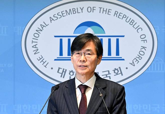 조경태 국민의힘 의원이 지난달 28일 국회 소통관에서 당 중앙윤리위원회의 징계를 비판하는 기자회견을 하고 있다. 서재훈 기자