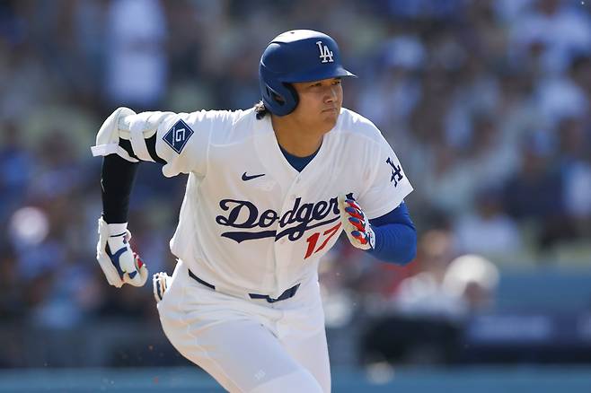 로스앤젤레스(LA) 다저스가 70승 고지 선착을 앞두고 3연속 제자리 걸음이다. <YONHAP PHOTO-3315> Los Angeles Dodgers designated hitter Shohei Ohtani (17) runs to first base after hitting a single during the first inning of a baseball game against the Boston Red Sox, Sunday, Aug. 2, 2026, in Los Angeles. (AP Photo/Caroline Brehman)/2026-08-03 09:18:15/<저작권자 ⓒ 1980~2026 ㈜연합뉴스. 무단 전재 재배포 금지, AI 학습 및 활용 금지>