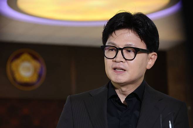 한동훈 무소속 의원이 지난달 30일 서울 여의도 국회 본회의장 앞에서 현안 관련 브리핑을 하고 있다. 뉴스1