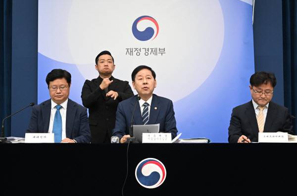 구윤철(가운데) 부총리 겸 재정경제부 장관이 지난달 30일 정부세종청사에서 ‘2026년 세제개편안’ 관련 사전 브리핑을 하고 있다. 재경부 제공