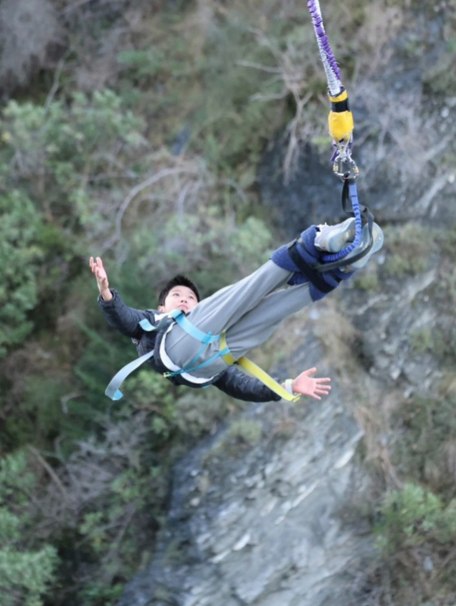 Dr. Heo Yang-im, who recently announced her divorce from Ko Ji Yong, shared an update on her son Seung-jae, who took on the challenge of bungee jumping in New Zealand, expressing her pride in him. Through her social media, Heo Yang-im stated that she feels her son has grown significantly as she watches him make his own choices and take on challenges.Heo Yang-im shared a video of Seung-jae attempting a bungee jump while training in New Zealand, expressing her deep affection for her son as he navigates moments on his own that his mother cannot experience. She also added a sweet message saying she would go to meet her son when he returns to Korea soon.Previously, Seung-jae garnered attention for sending a handwritten letter from his New Zealand ski camp expressing concern for his mothers meals. Many netizens are expressing surprise and support for Seung-jae, who was loved on television during his childhood, now independently handling overseas training and embarking on new challenges.Meanwhile, Ko Ji Yong officially announced on the 29th of last month that she had divorced Heo Yang-im two years ago. Ko Ji Yong stated that he had not disclosed the fact of his divorce until now to allow his son, Seung-jae, to accept the situation stably, and conveyed his position that he would continue to do his best as a father.