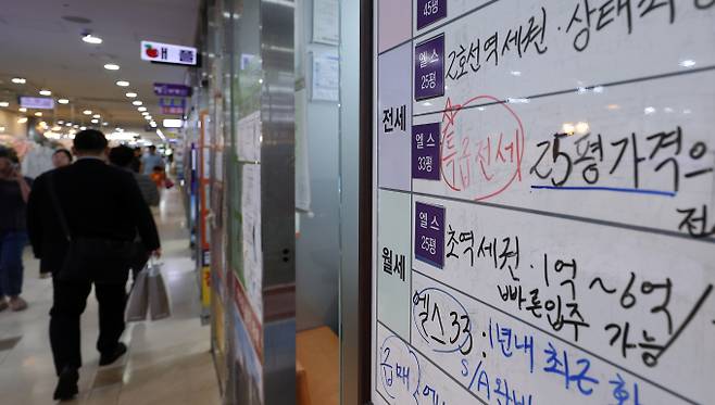 전세난이 심화하면서 KB부동산 기준 7월 서울 아파트 전세 평균가격이 사상 처음 7억 원을 돌파했다. 그 여파로 아파트 월세가, 오피스텔 전세가도 동반 상승하고 있다. 사진은 최근 서울 시내 공인중개사에 붙은 전·월세 매물 안내문. / 사진=뉴스1