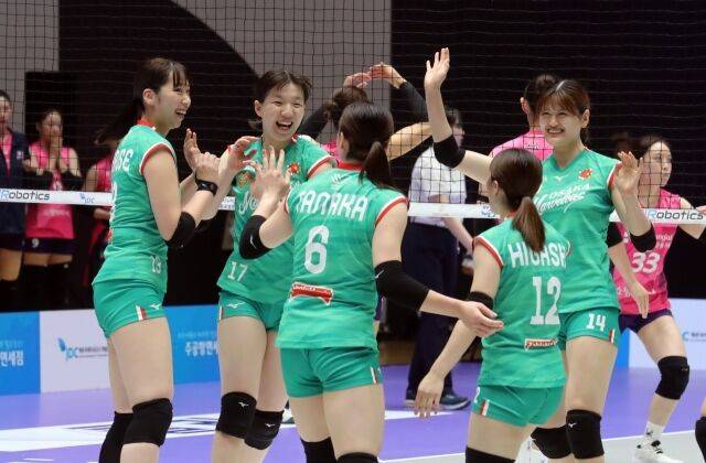 오사카 마블러스의 후쿠무라 고유미(17번)가 1일 제주 한라체육관에서 열린 '2026 제주 한중일 탑클럽 슈퍼매치' 흥국생명전 도중 득점 세리머니를 펼치고 있다./KBSN 제공