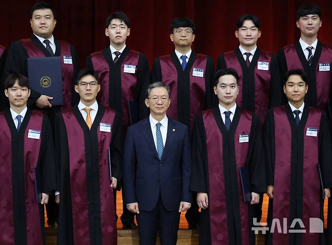 [과천=뉴시스] 김금보 기자 = 정성호 법무부 장관이 3일 오전 경기 과천시 정부과천청사에서 열린 신임검사 임관식에서 기념촬영을 하고 있다. 2026.08.03. kgb@newsis.com
