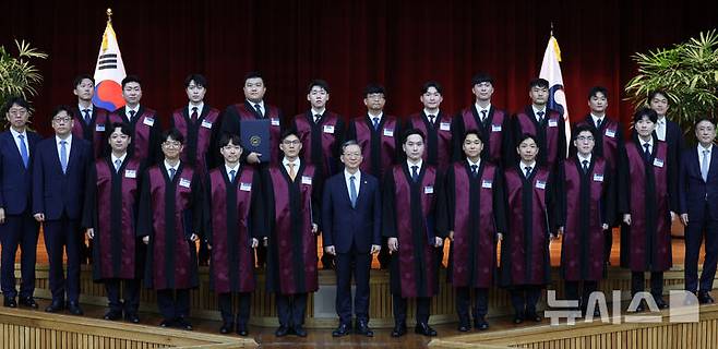 [과천=뉴시스] 김금보 기자 = 정성호 법무부 장관이 3일 오전 경기 과천시 정부과천청사에서 열린 신임검사 임관식에서 기념촬영을 하고 있다. 2026.08.03. kgb@newsis.com