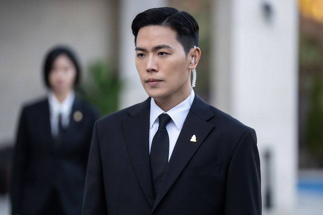 Actor Moving clarified in a wrap-up interview for the SBS drama *Manager Kim* that the rumors regarding his renunciation of Italian citizenship, which had been a hot topic in the past, were unfounded. Moving explained that although he was born and spent his childhood in Italy, he never acquired citizenship there and simply fulfilled his military service obligations.In *Manager Kim*, Moving played the role of Chief Nam, Joo Kang-chans closest aide, enhancing the dramas immersion with his stable acting skills and action scenes. While the drama achieved great success, recording a nationwide viewership rating of 23.0%, Moving was unable to attend the reward vacation to Guam with the production team due to scheduled performance commitments.Moving clarified the situation regarding the controversy over renouncing Italian citizenship that had been mentioned in past broadcasts. He explained that although he had the opportunity to acquire citizenship if he had resided in Italy for a long time, he chose not to do so and returned to Korea to complete his military service, expressing his embarrassment at the story being portrayed as a heartwarming tale.Finally, Moving shared his thoughts, stating that *Manager Kim* and the character of Chief Nam will remain special memories in his acting career. He found his direction in acting by communicating with his colleagues through this project, and he vowed to continue showing his best without losing sight of his original intentions.
